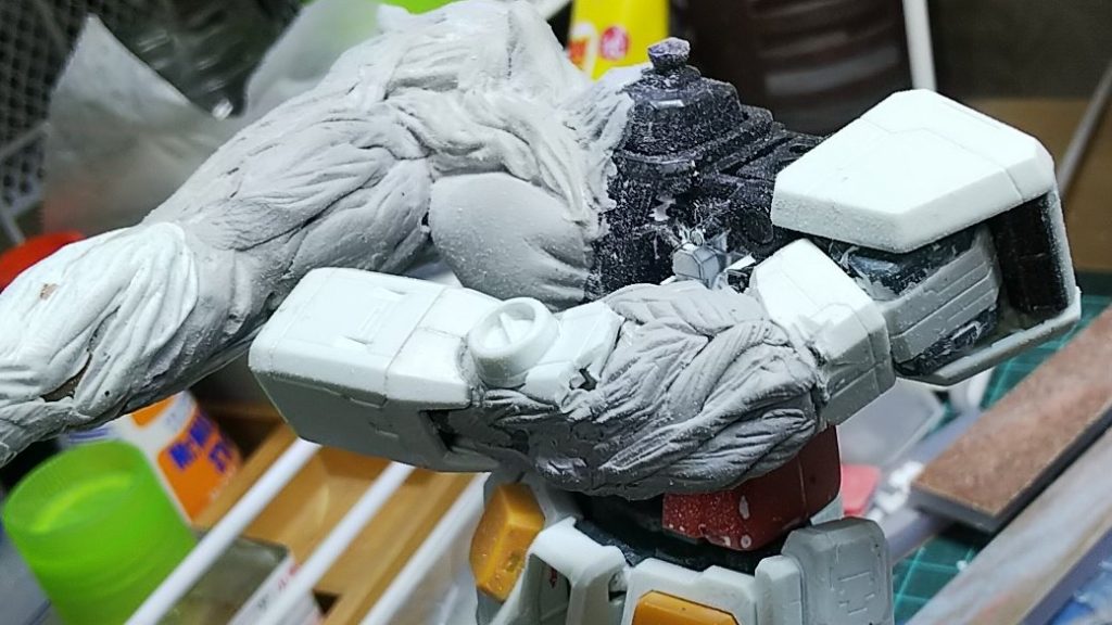 装甲を割るほどの筋肉を表現したかったので、元機体との兼ね合いに苦労しました。