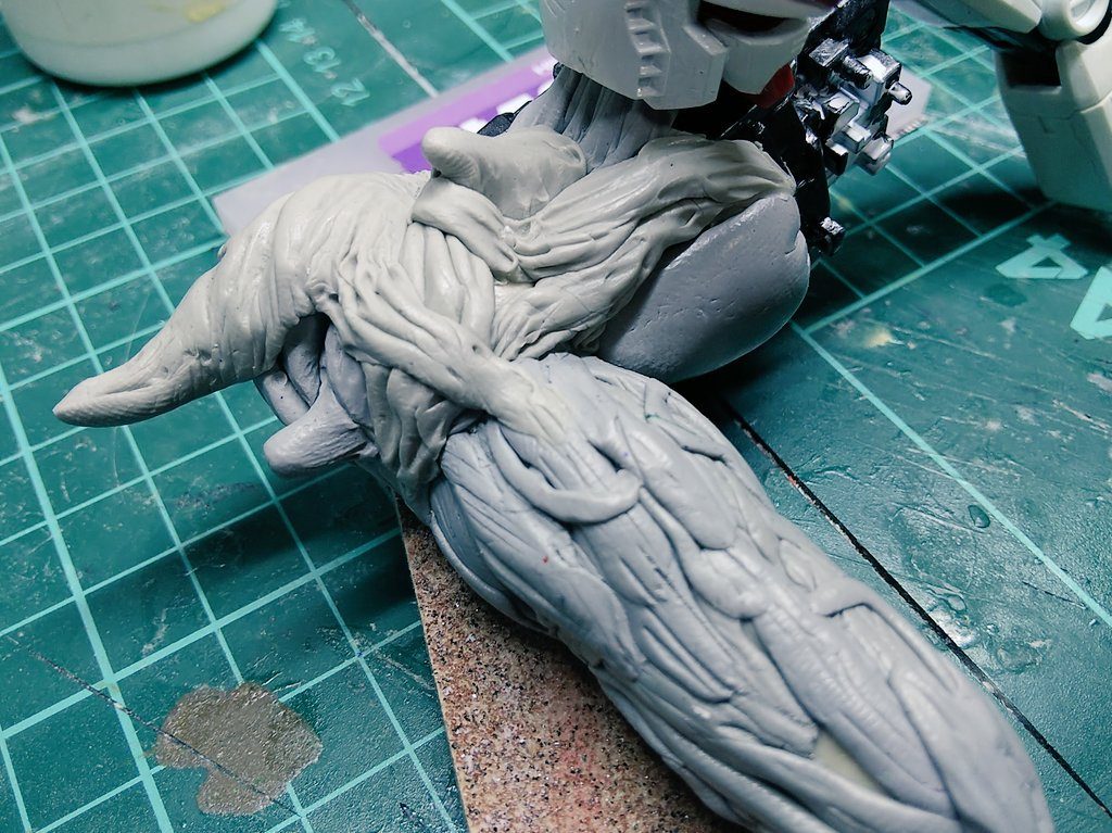 エポパテを細長くチネッてスジを入れる···の繰り返し作業で筋肉を成型していくのですが、まぁまぁの修行僧の苦行の如き作業でした。