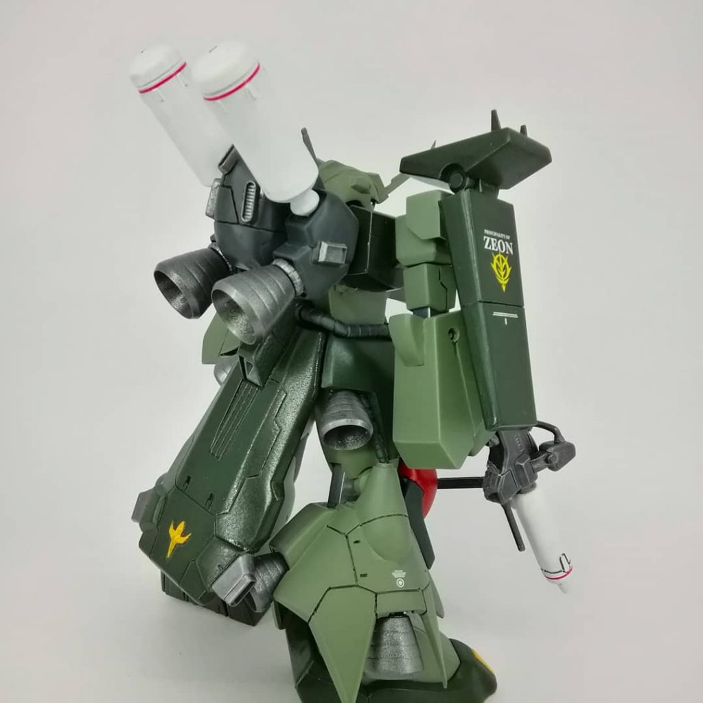 太股のパイプは胴体の接続。ノズルも大型に。