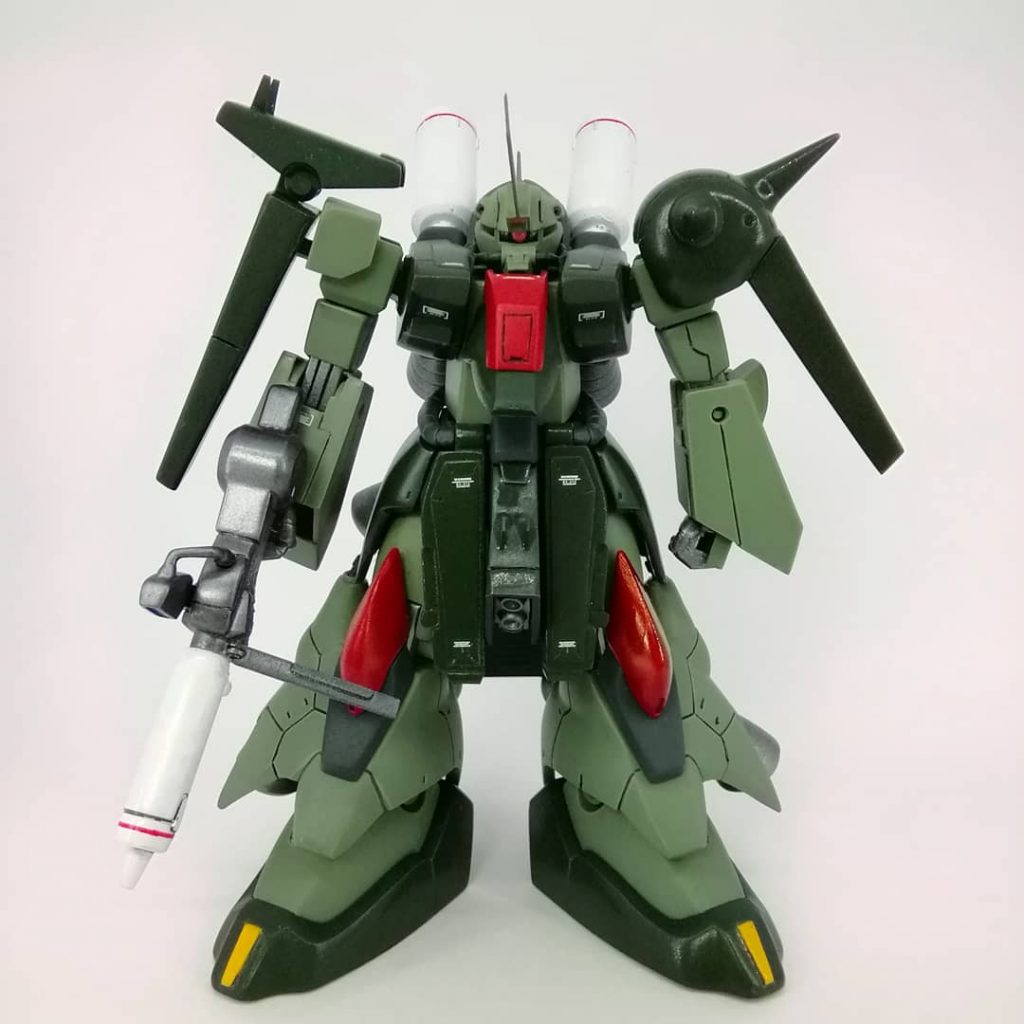 フロントアーマー大型に。胴体は幅広く。コックピット前方に。胴体プライタで。股間大型に。右肩シールド大型に。