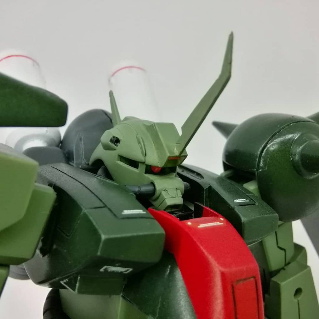 頭部はセンサー部分を大型に。角をプライタで大型に。モノアイはHアイズに。