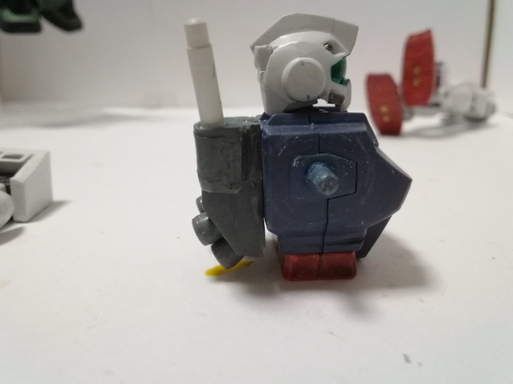 寒ジムを作ったことある人ならわかると思いますがサーベルラックを移動させたのと肩の形状を変えたせいで肩がサーベルラックに当たるのでバックパックは少し厚くしています