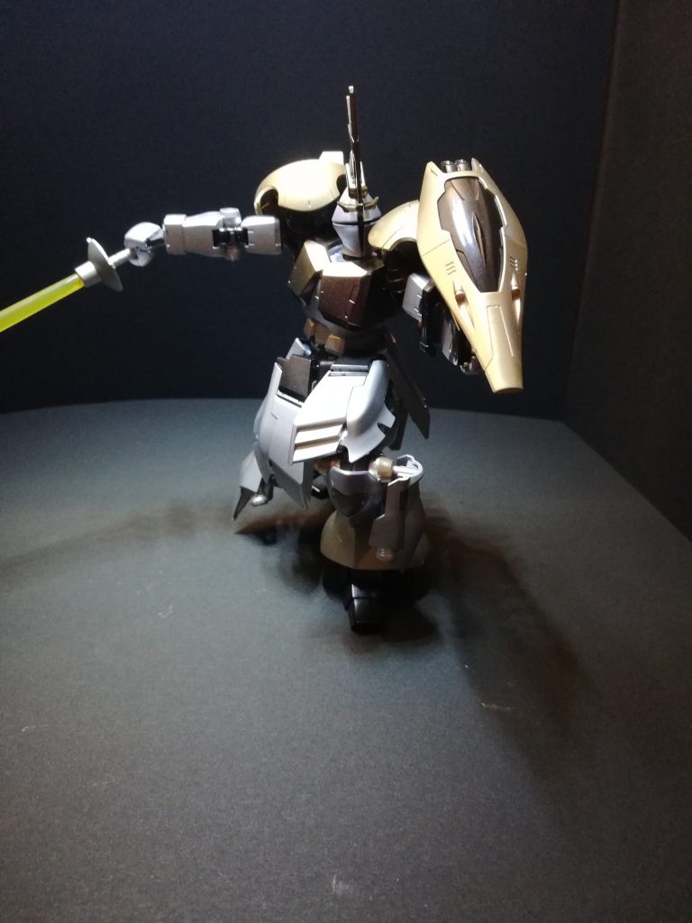 ビームサーベルもバックパックに装備しています