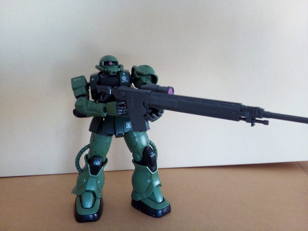 ザクⅡはスナイパータイプにシールドやショルダーアーマーは取り外した仕様です。