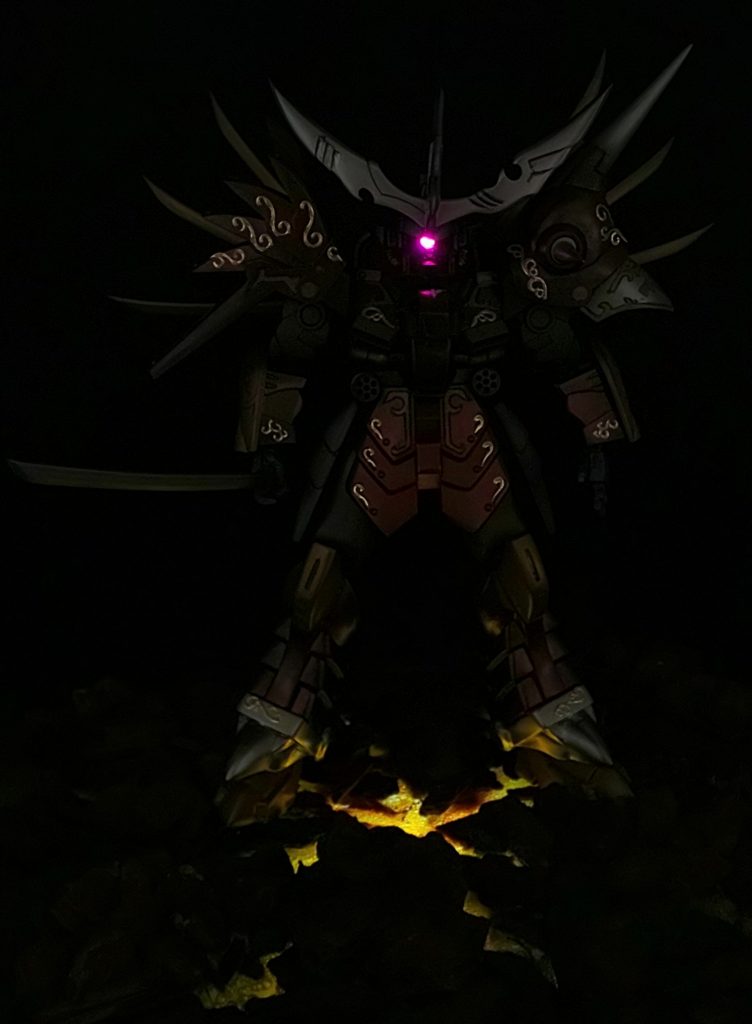 みずけんさんアドバイザーから教えてもらったネイルシールもようやく御披露目!暗闇でも鈍く光るのがより重厚感あるように光ります。ビネット下からの溶岩の光もエエでしょ!?(笑)