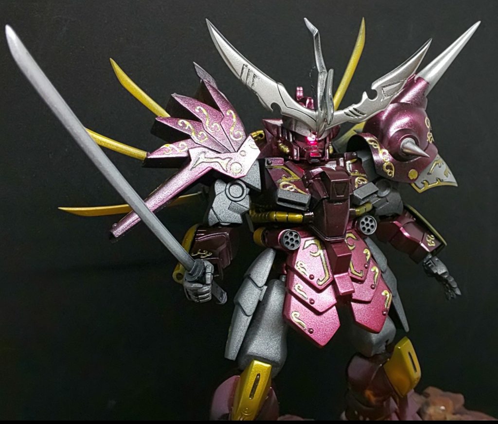 お気に入りアングル♪
刀は日本刀に置き換え!
各パーツはトゲトゲになるまで
ヤスリがけを行い、
180番~1200番まで磨きあげ。
エングレービングもデザインに合わせて
切り出し、
ザクにも似合うデザインをチョイス!!