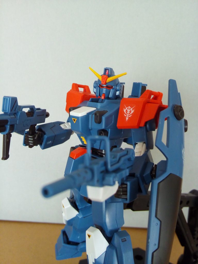ジオンのニムバス大尉仕様です。
肩のアーマーがオレンジになった事で雰囲気が変わりますね。