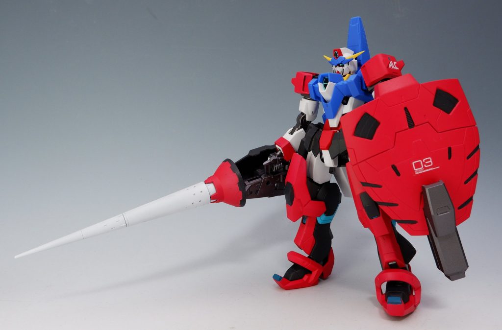 ■正面
武装はバトルランスとシグマシスキャノンシールドです。赤い部分は剛性の高い素材で出来ている設定で黒い装甲よりも耐久力があります。
■武装
バトルランス
コトブキヤのバトルランスをそのまんま流用。貫通力の高い物理兵器です。
シグマシスキャノンシールド
本機の象徴でもあるキャノン付きのシールドです。キマリストルーパーのリアスカートを流用しました。