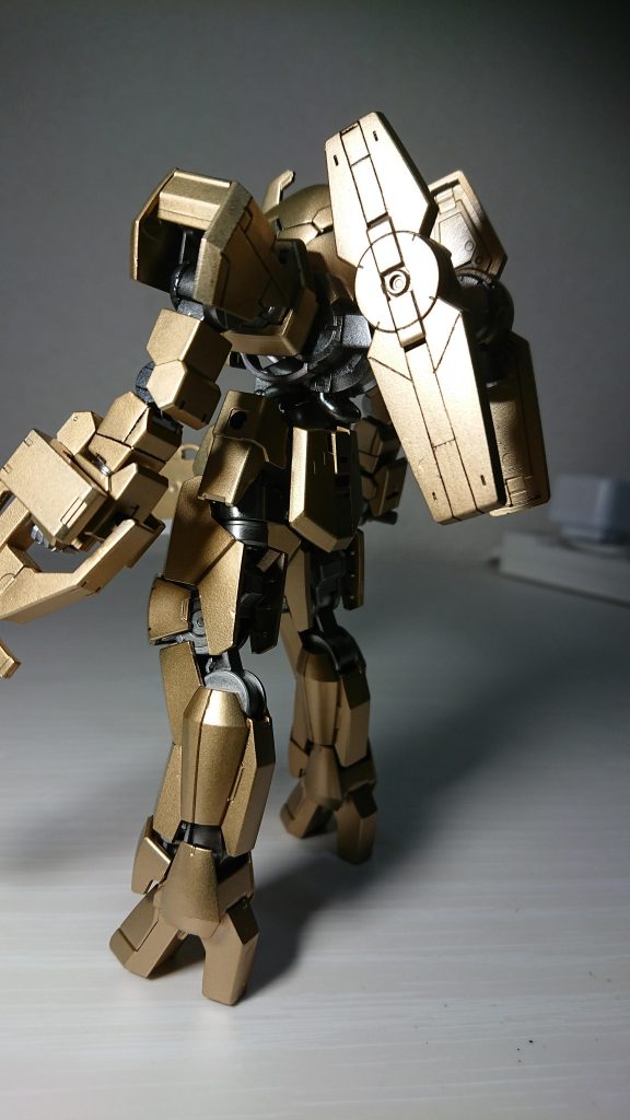 背面から。
バックパックスラスター部分をスジ彫りしました。
金と黒は相性が良いのかすみ入れしたら塗装前よりディテールがはっきりしました。