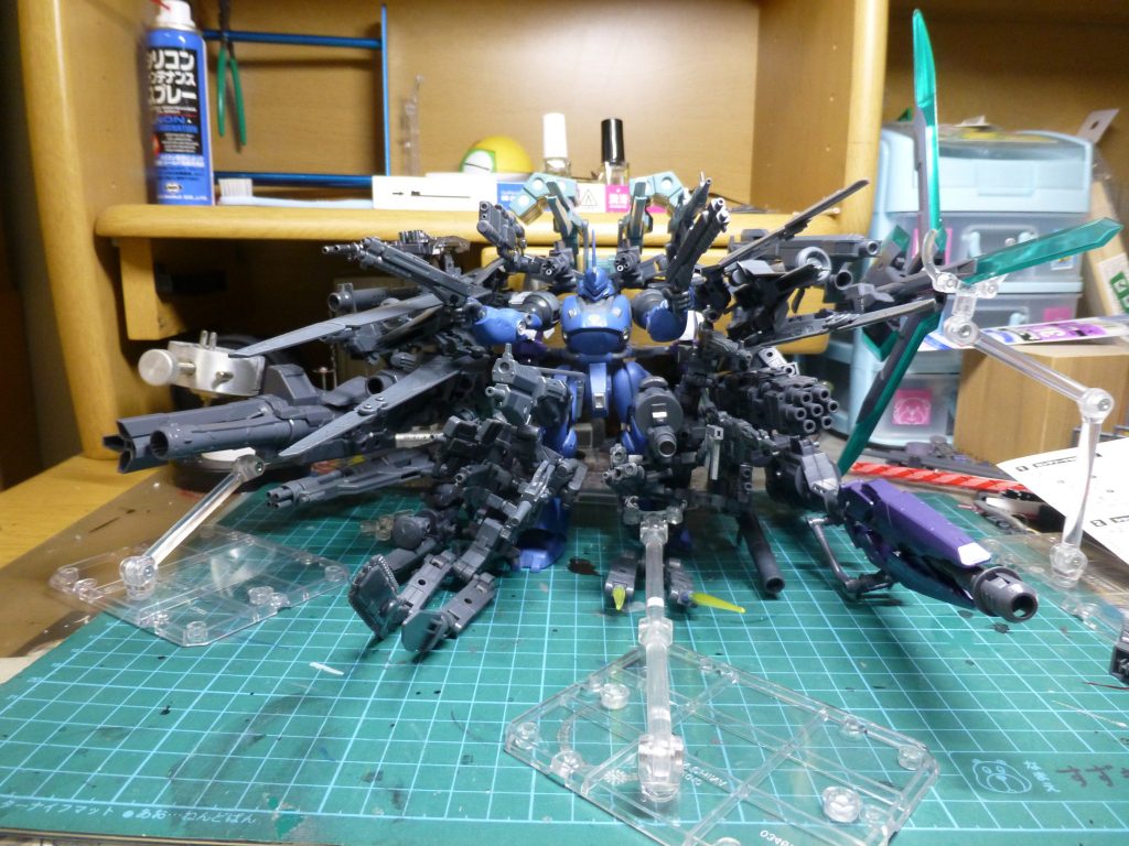 GOD FREE…俺達の世界に神なんざいらねぇよ…もし神を語る野郎がいるんなら、俺が焼き払ってやる…!!
ゴドフリーウェポンズ全展開ッ!
武装一覧表
《MSG》
・チェーンソー
・バズーカ・ハンドガン
・ロケットランチャー&リボルバーランチャー
・ハンドガン
・ライフル・マシンガン
・バイオレントスラム
・リボルビングバスターキャノン
・セントリーガン
・セレクターライフル
・メガスラッシュエッジ
《ビルドカスタムウェポン》
・ノーネイムライフル×2
・GNアサルトカービン(24thセンチュリーウェポンズより)
・GNサブマシンガン(24thセンチュリーウェポンズ)
・GNロングライフル(24thセンチュリーウェポンズ)
・チェンジリングライフル
・ビームライフル(ジムジムウェポンズ)
・ビームスナイパーライフル(ジムジムウェポンズ)
・ HWS&SVカスタムウェポンセット
・スピニングブラスター
《他》
・ヒイロさんのBCハンドガン
・GNショートライフルとリボルビングバスターキャノンの余りパーツを合わせて作った銃
・チェンジリングライフル先端の余剰パーツのナイフ
・スピニングブラスター余剰パーツ上部
・シュツルム・ファウスト×2
・ジャイアント・バズ×2(ケンプファー)
・チェーンマイン
・ビームサーベル(ケンプファー)
文字に起こしてみるとやべぇ…