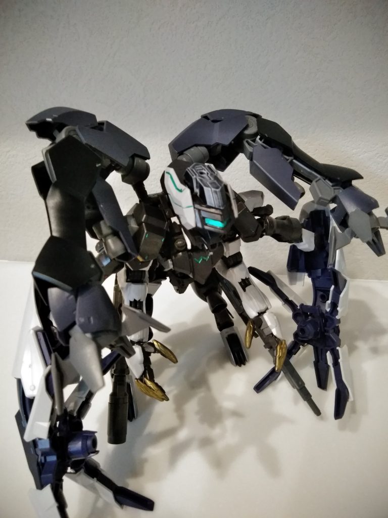 ファントム・ヘカトンケイル
砲撃と肉弾戦特化形態
6本の腕にはそれぞれの
砲台が仕込まれている
ゼロ距離発射も出力調整により可能。