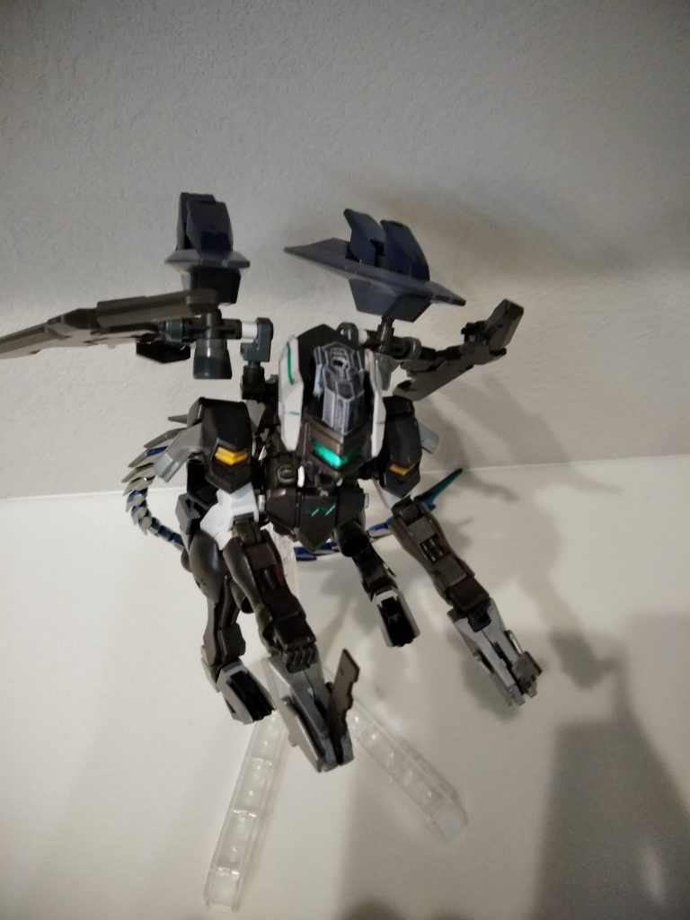 ファントム・マンティコア
空中戦特化
羽、前腕のナイフで
すれ違いながら斬撃していく