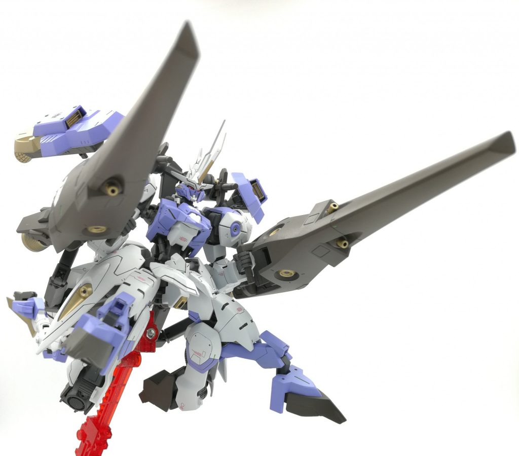 地上戦での「トルーパー形態」。
ブーストランスを構え、シールドブースターを伸ばし、足と腰を変形させます。
高機動で的に突っ込むスタイルです。