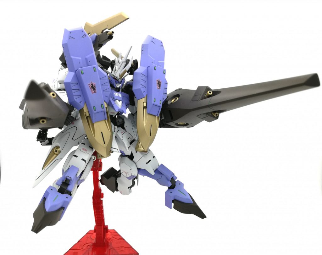 シールドブースターはアームで可動出来るので、前方に持ってくることで防御をしながらの突貫も。
テイルブレードも前方に持ってくることも可能です。