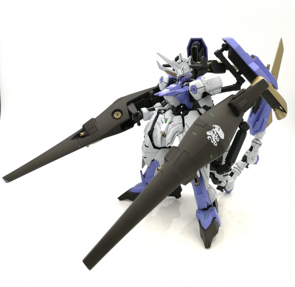 まずは基本形態。ブーストランスを両手で構え高機動戦闘を行います。