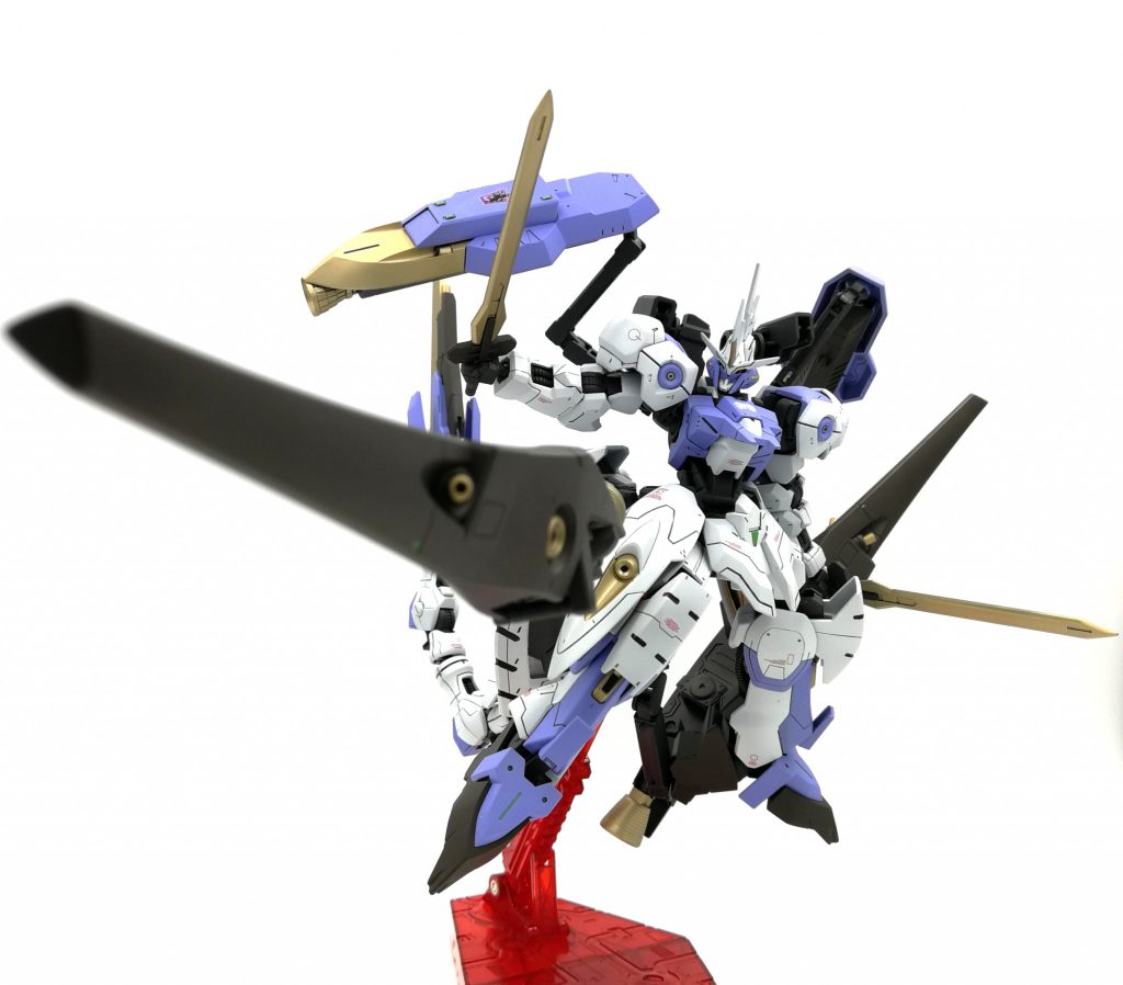 ブーストランスはアームによって自由に動かす事が可能で、手に持たなくとも攻撃が可能です。