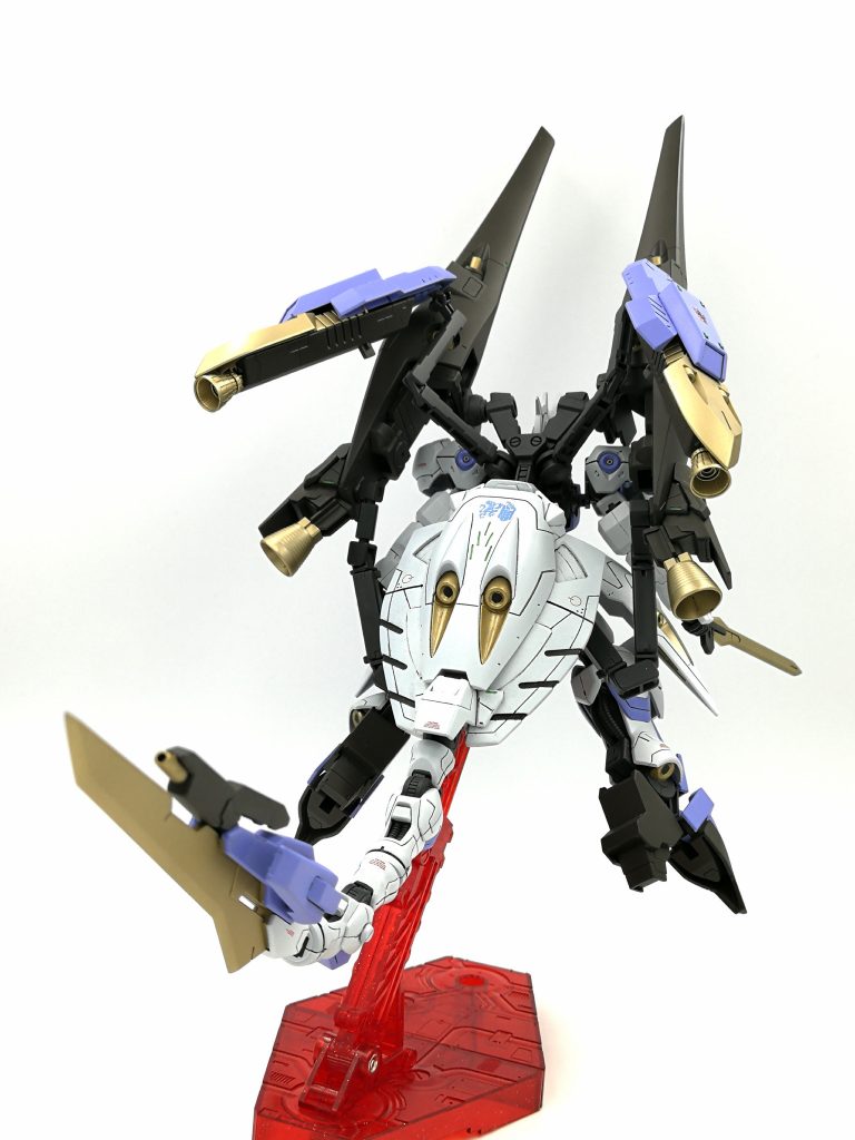 こちらもトルーパー形態と同じくテイルブレードをスタビライザーとして使用します。