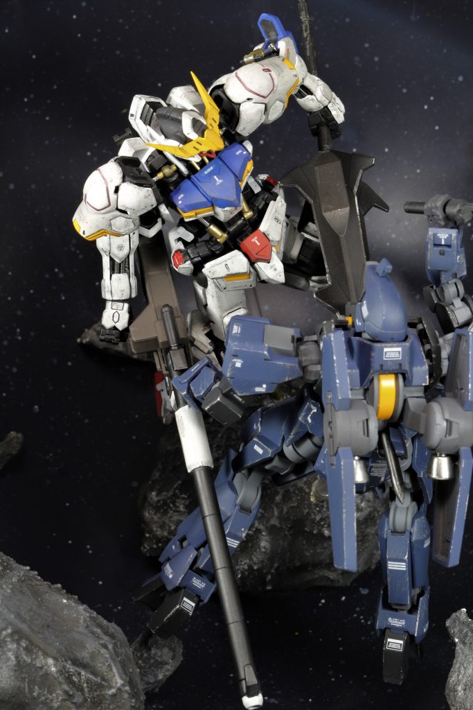 この角度じゃないとわかりませんが、お腹をパイルバンカーで貫かれています。