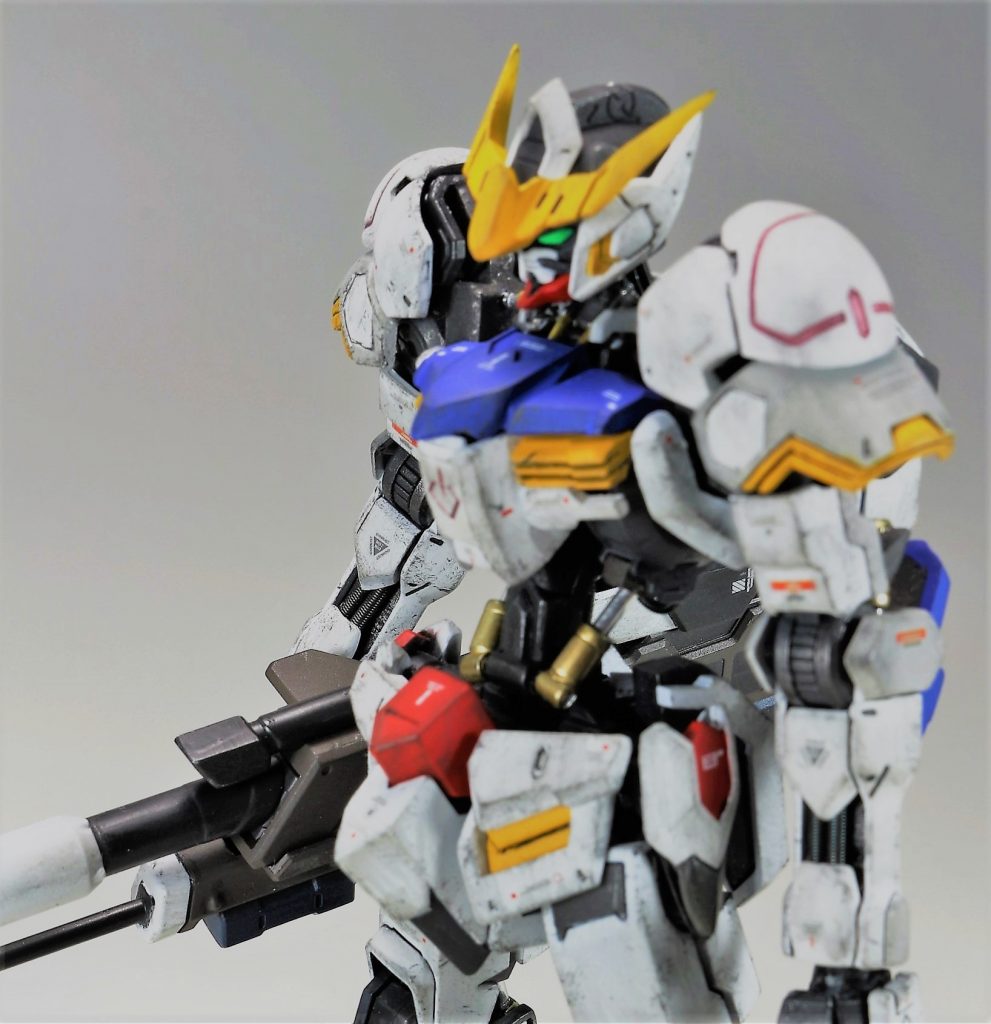 肩のパーツは一度切り離して別パーツにしてあります。