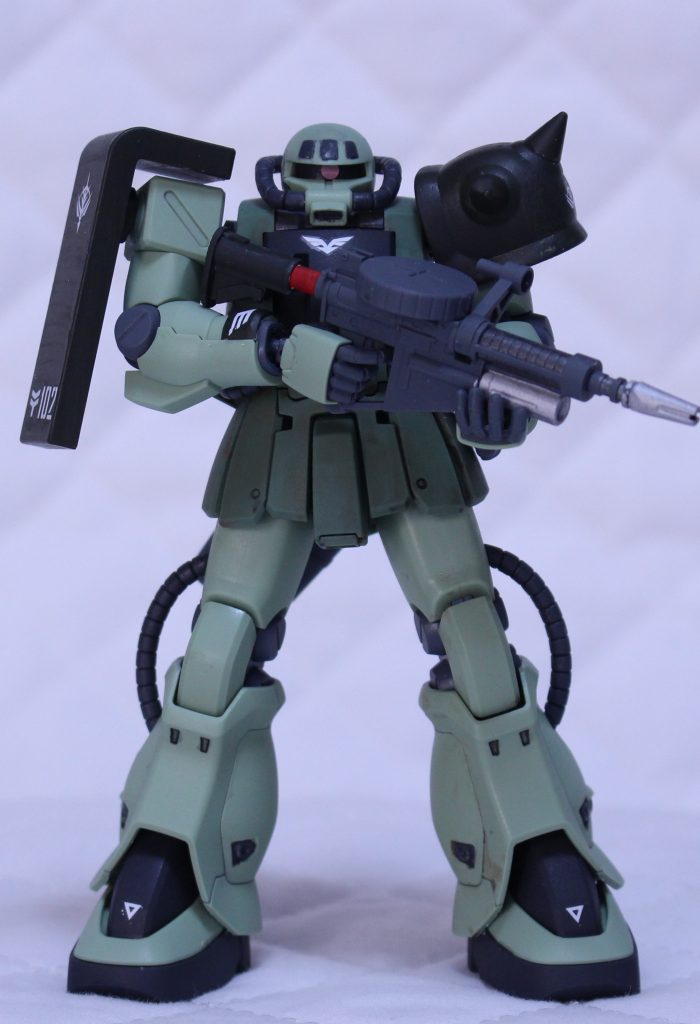 正面、ザクマシンガンもちょいちょいメタリックに塗装してます。