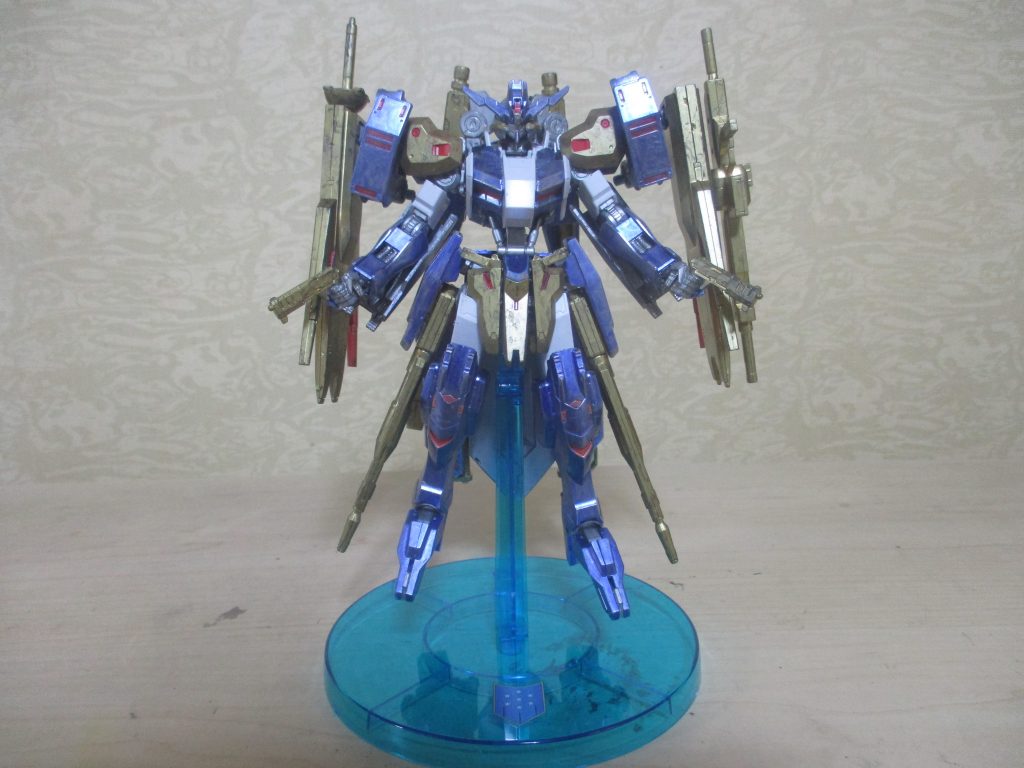 正面。
前の名称から分かる通り、ヴィダール、グシオンリベイクフルシティ、フラウロス(流星号)を三位一体にした姿です。脳内設定では、顔含めてヴィダールと似てるのは、このデカラビアのデザインを基にしたためということにしてます(やや強引ですがw)。