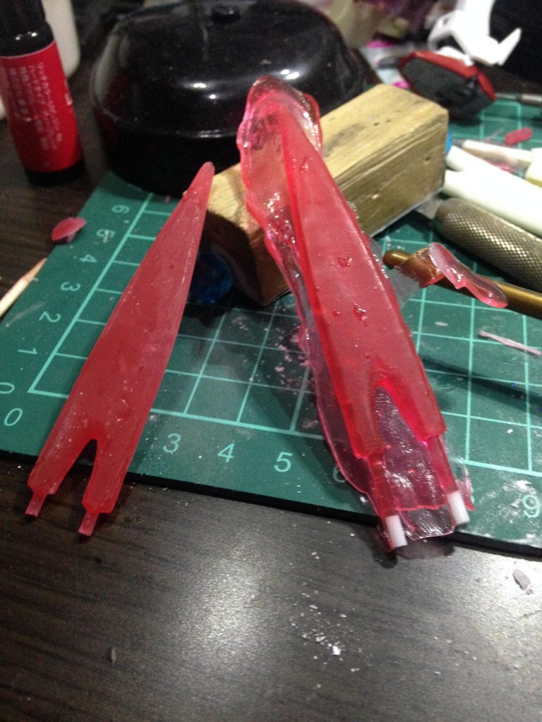 一本目のUVレジンサーベル刃
取り付け部に軸を打つと目立つので軸込みで作成
おかげでサーベル刃がクッキリです