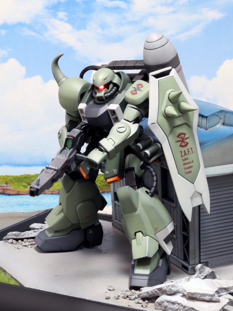 後日追加製作のガナーウィザードを装備した、ガナーザクウォーリアです。劇中ではアスランザクは装備しませんでした。ガナーウィザードと言えば〝打っても当たらない〟ルナマリア機が有名ですね。