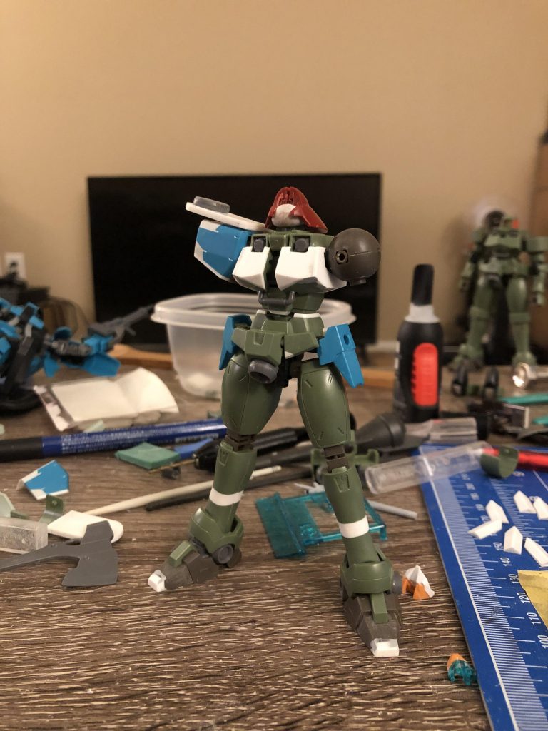 Legs are extended by 4mm. The Head part is custom-made with Apoxie Sculpt and R-Jarja's helmet.
Shoulder parts come from HG Graze.