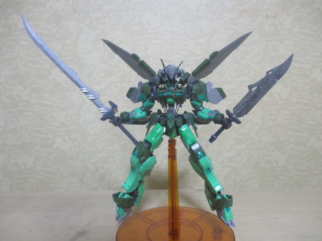 武器1：ロングソード＆ショートソード
イポスの基本武器で、二本の剣と併せて背部のウィングで敵を切り裂きます。