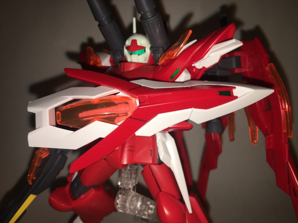 シールド。後述の飛行形態で機首を形成する盾。この武装にもソーラージェネレーターが搭載されている。