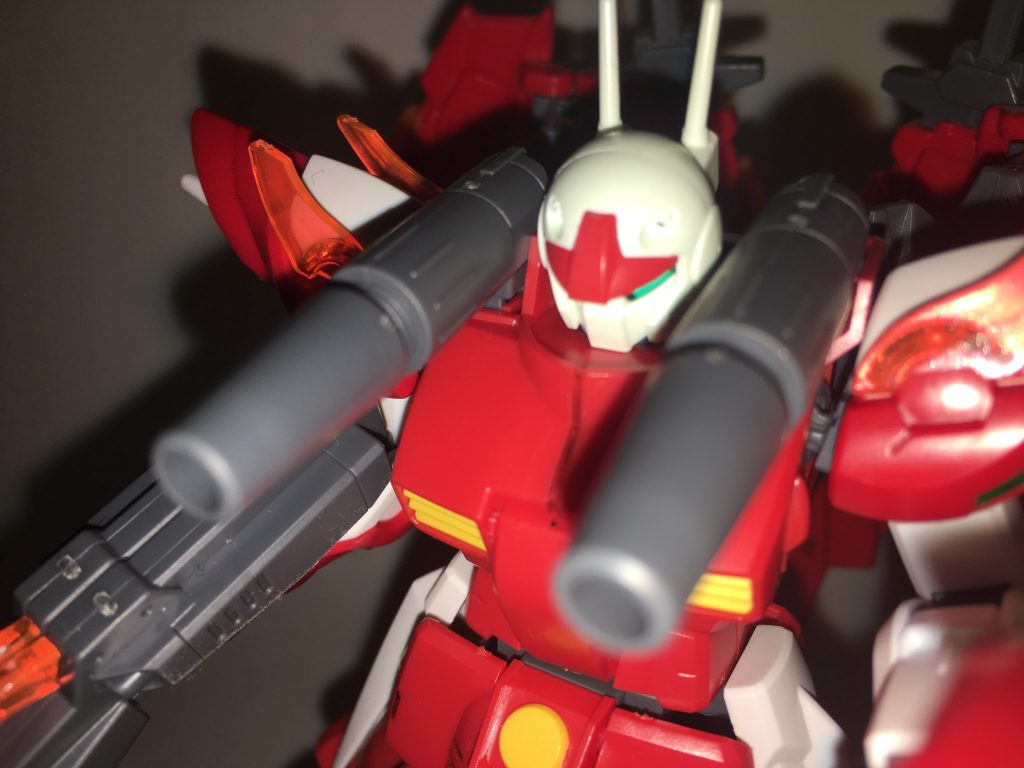 240mm低反動キャノン砲。左右の肩に1基ずつ、合計2基搭載されているキャノン砲で、ビームではなく、実体の弾頭を発射する。威力、射程距離に優れ、また、他の量産機のマシンガンに匹敵する連射性も併せ持つ。弾数は左右合わせて40発。