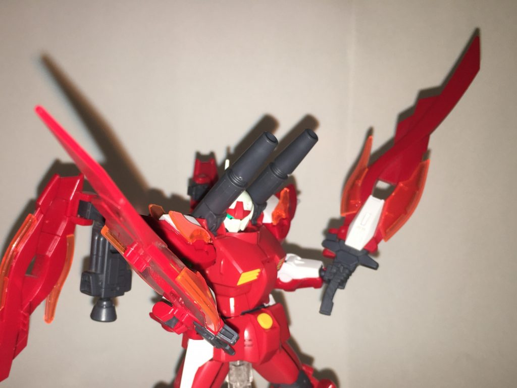 ヒートソード。刃の部分に高熱を発生させる事で敵を切り裂く武装で、左右の羽に1本ずつ、合計2本搭載されている。実体の刃がないビームサーベルと刃を打ち合わせ、鍔迫り合い(つばぜりあい)をすることも可能。この原理については諸説があるが、IH説(刃の加熱に電磁誘導を用いているため、周囲に強力な磁場が発生しており、そのためビームを磁力で封じ込めているビームサーベルとは反発しあう説)というものが有力となっている。刃は4、5回の戦闘で駄目になってしまうが、他の武装を失った際における最後の切り札となる。