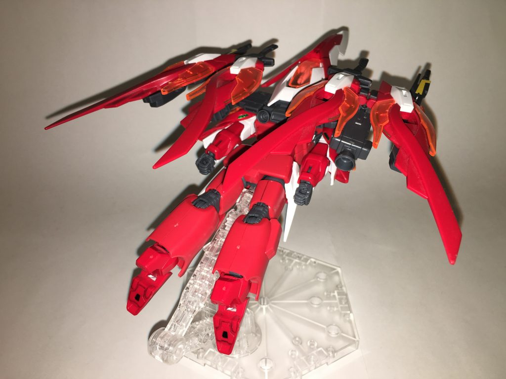 飛行形態、背面。機体を寝かせただけだが、これは可変機の開発が遅れていることが原因といわれている。しかし、ガンキャノンを基にした内部構造が用いられている分、機体そのものは頑丈に造られている。