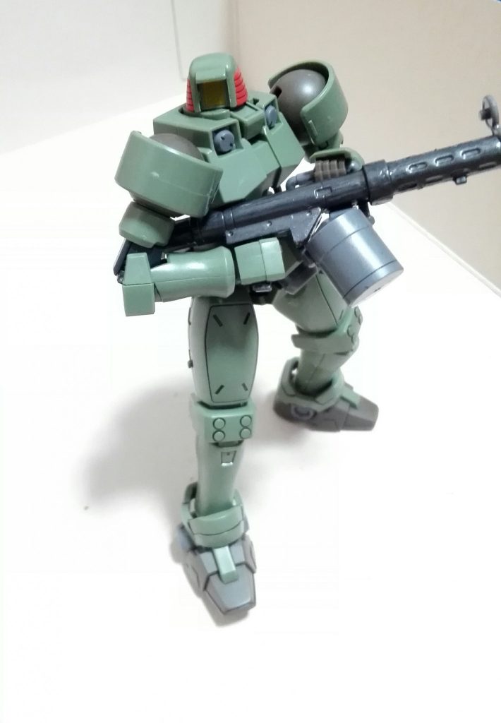 マシンガンの形成色だけ気に入らなかったのでガンメタルで塗装しました。へたくそ。