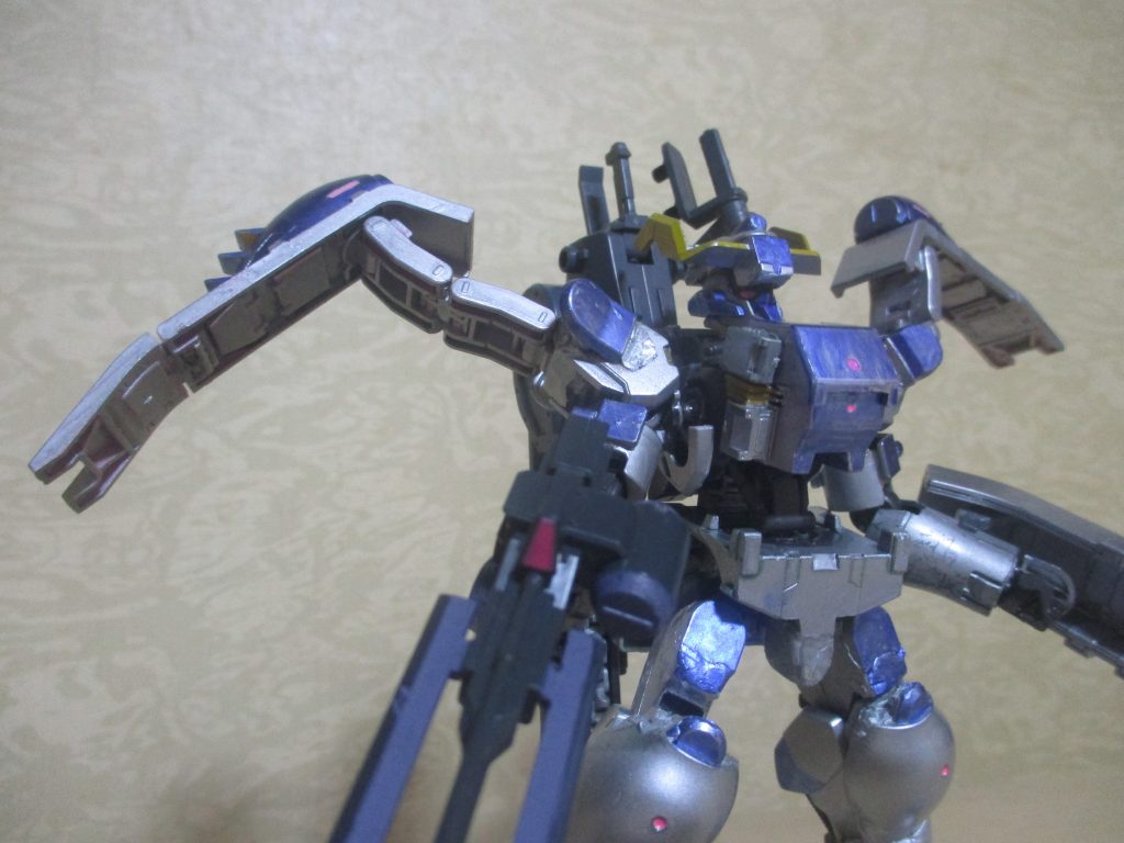 両肩スラスター展開状態。