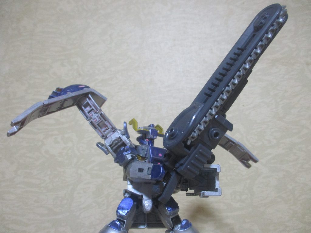 武器2：ダイナミックチェーンソー（「コトブキヤ」のウェポンユニット26を、そのまま使用）。