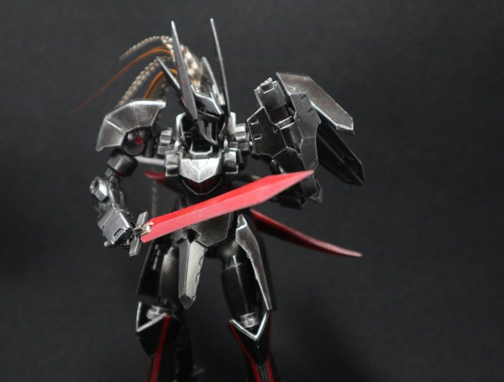 副兵装のグラディウスを構えて。通常は左肩のショルダーシールドに懸架。