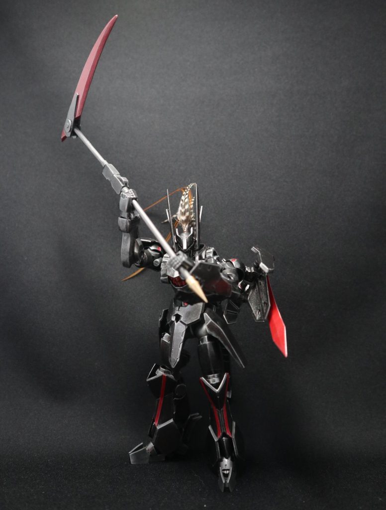 主兵装の2段階変型の鎌矛『 グリム リーパー』を構えて。差し替え無しに収納状態まで変型します。