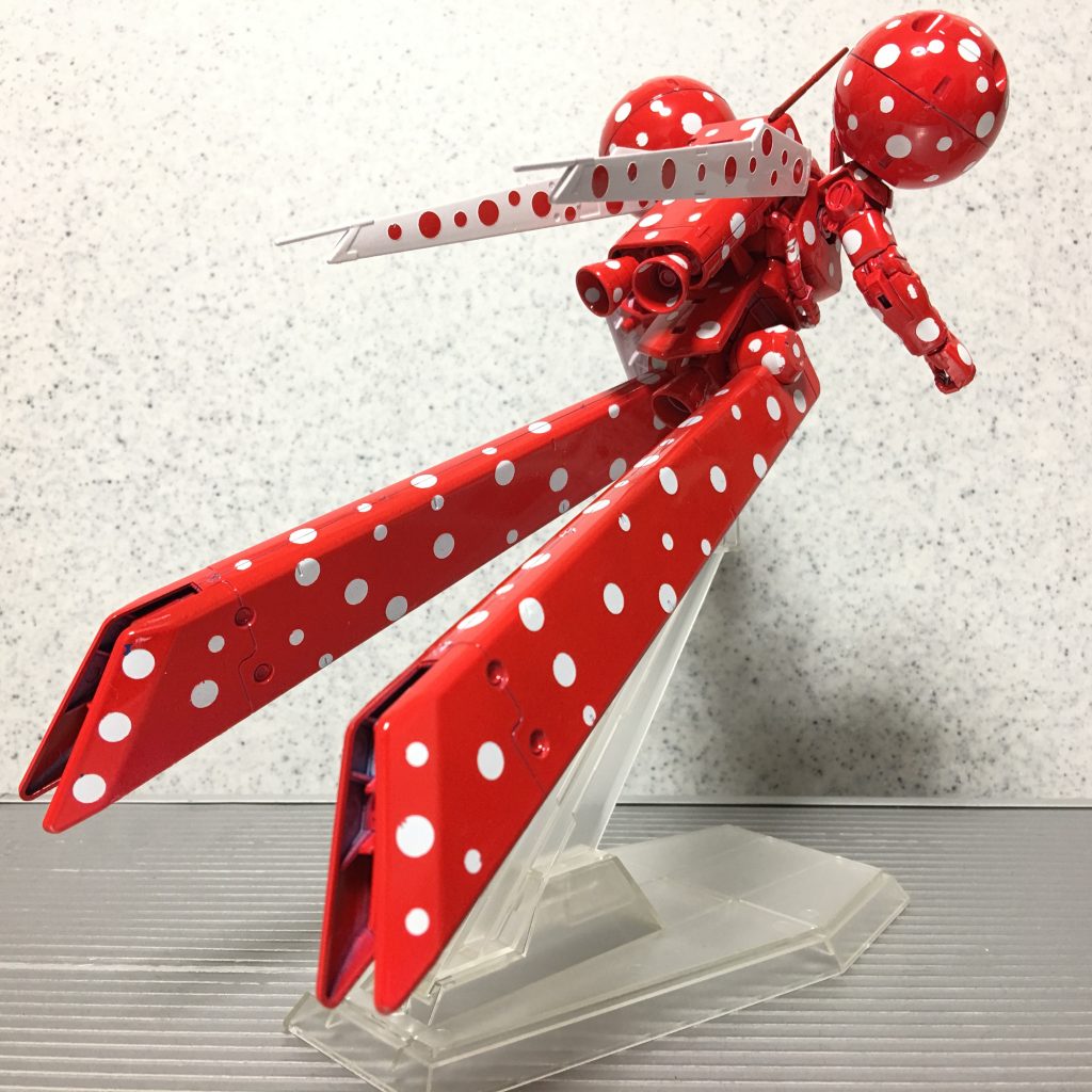 バックショット2
( 。 ̄v ̄。)ノ 長い脚部とショルダーポッドが水玉模様のキャンバスにぴったりでした。