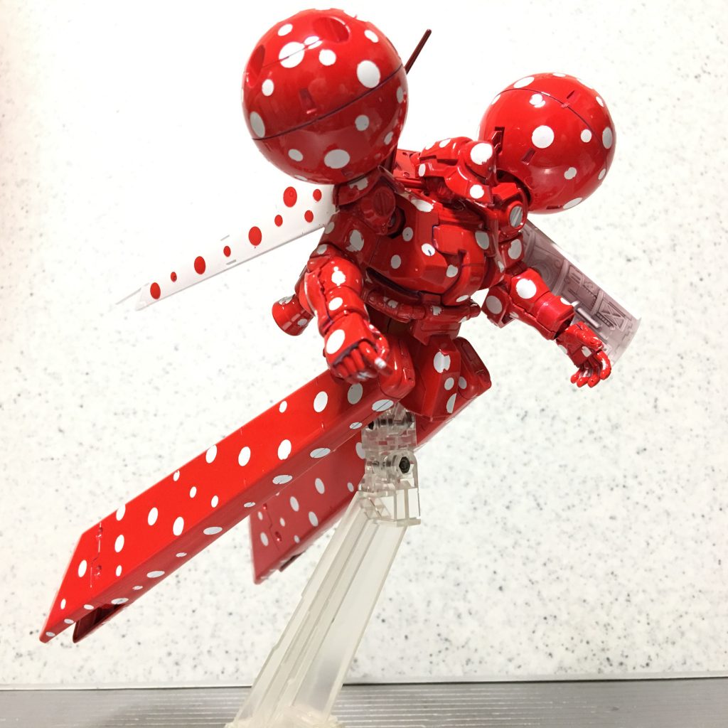 ( 。・v・。)ノ オマージュ作品ということもあり今回は武器類は取り付けず、ビームサーベルもシールドから外しています。完全にドラッツェという「造形」から選んだキャンバスです。