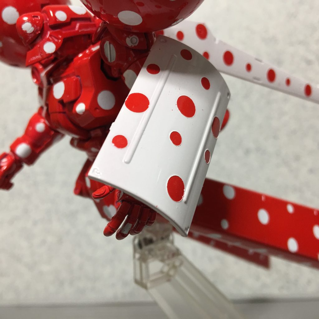 ( 。・v・。)ノ メインは赤地に白の水玉ですが、スタビライザーとシールドは逆にすることでアクセントになっています。