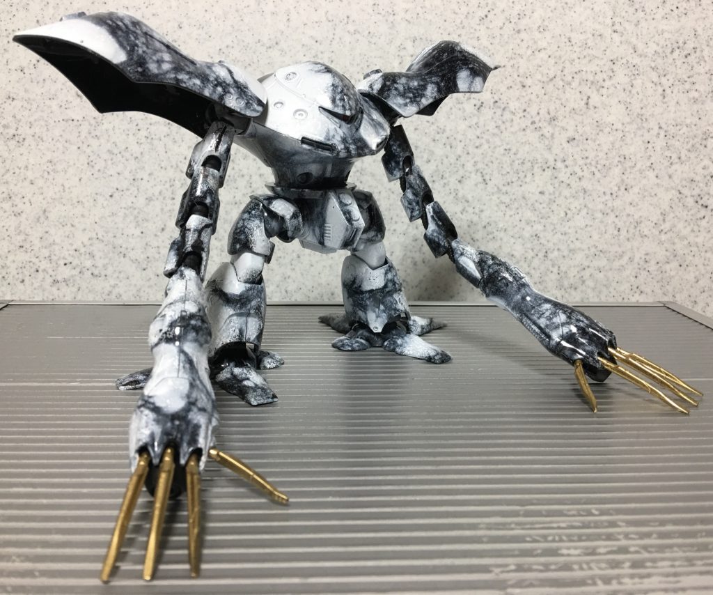 (   。・v・。)ノ 今回はウェットティッシュをマスキングにして大理石塗装に挑戦しました。
模様としてはなかなかうまくいったと思いますが、大理石にしては黒すぎたかなとも思います。