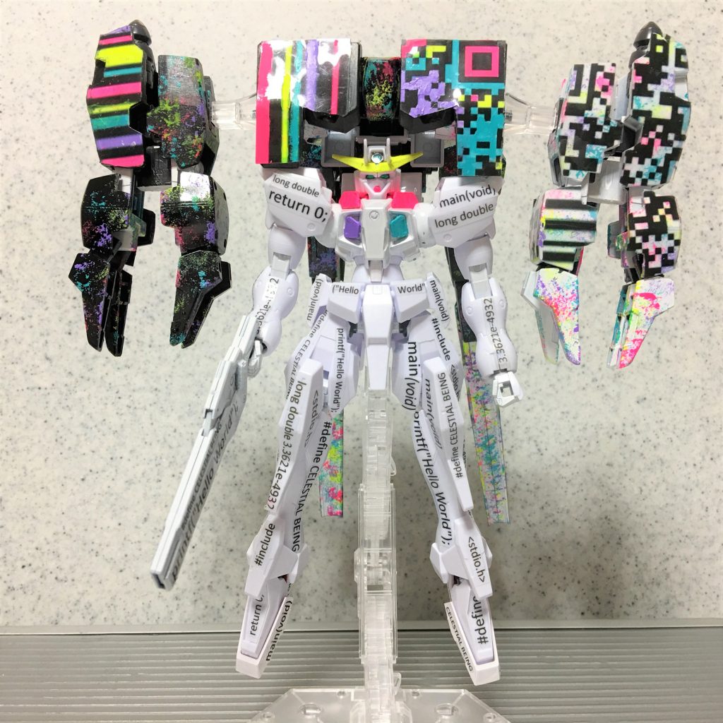 ( 。・v・。)ノ 今回は、バーコード、QRコード、プログラミング言語の「C言語」をラファエルガンダムをキャンバスにコラージュした作品です。ラファエルガンダムを、ほぼモノクロに統一し、上部のユニットのカラフルさとの対比を図っています。