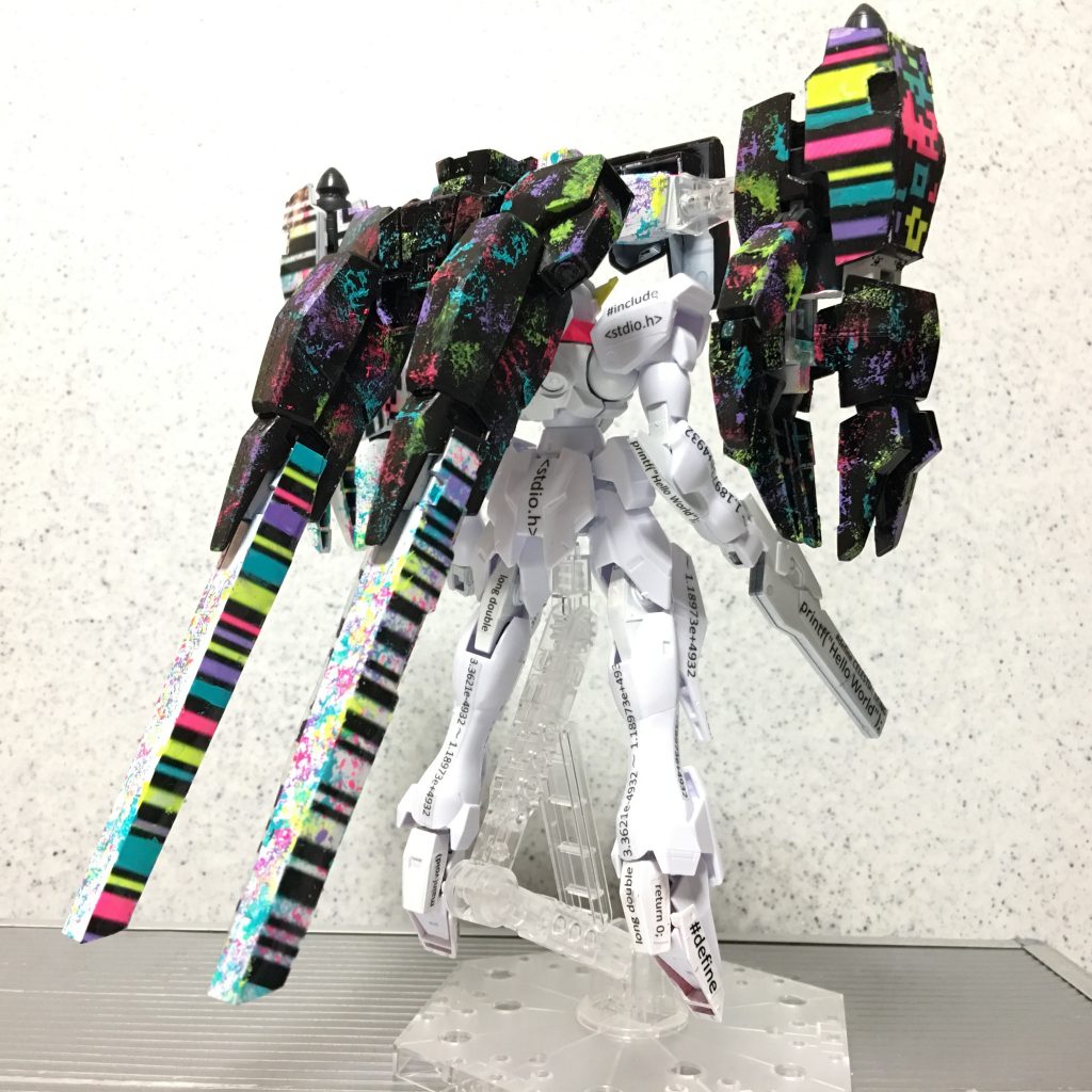 バックショット。GNビックキャノンとバックパックにスポンジチッピングを施しています。また、本来白黒のバーコードとQRコードに色付けしてコラージュしています。