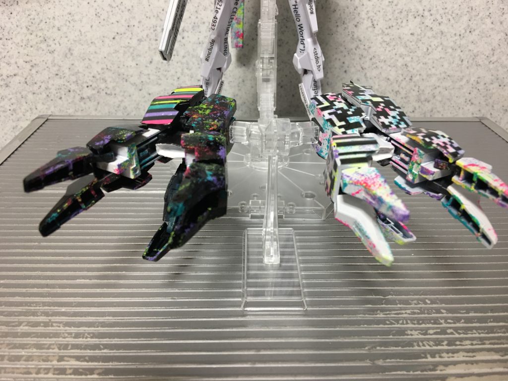 GNクロー展開。上下だけでなく、左右でも配色や模様で対比を図っています。