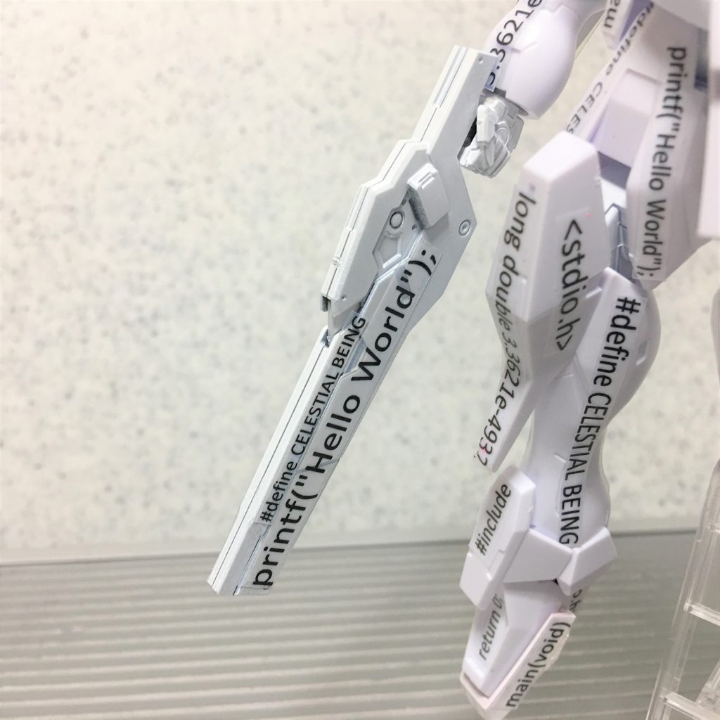 ライフルの”Hello World”は、作中世界に対するソレスタルビーイングのメッセージとのダブルミーニングになっています。
実はこの「ラファエルガンダム・Code BQRC」は、以下の3作品に次ぐコラージュ作品の4代目で、今回ようやく自分で満足のいく作品ができたと思っていおります。