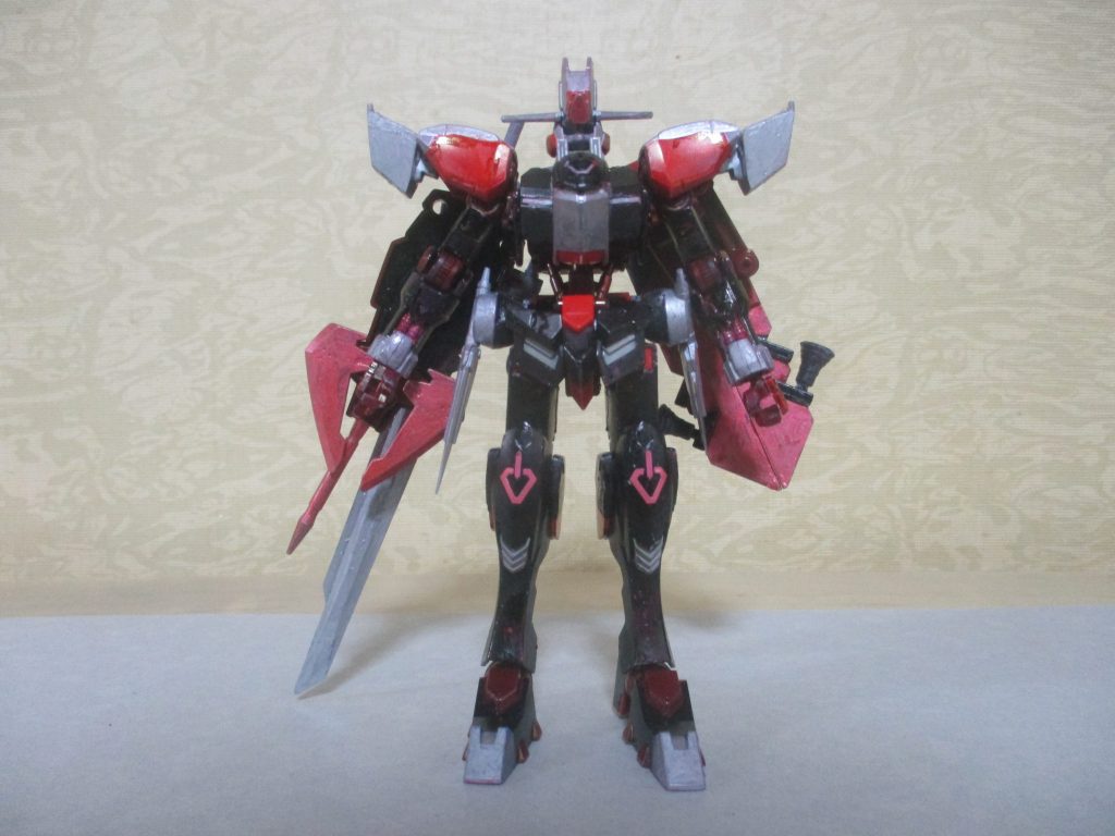 正面。グールエッジとの変更点は、頭部、両肩、足首、サイドスカート、バックパックの付け替え、胸部装甲の追加となります。全て、鉄血系ジャンクパーツで構成されてます。