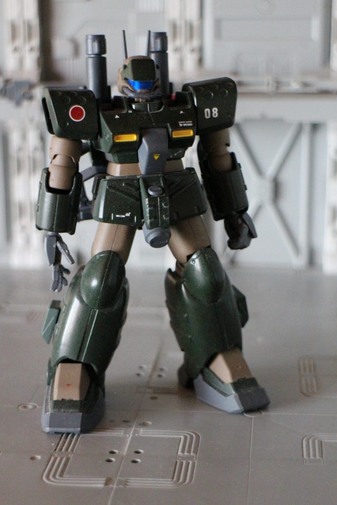 正面から。カラーリングは陸上自衛隊の車両の緑と茶色の迷彩をイメージしてます。デカールもスケールモデルの物を貼り付けました。