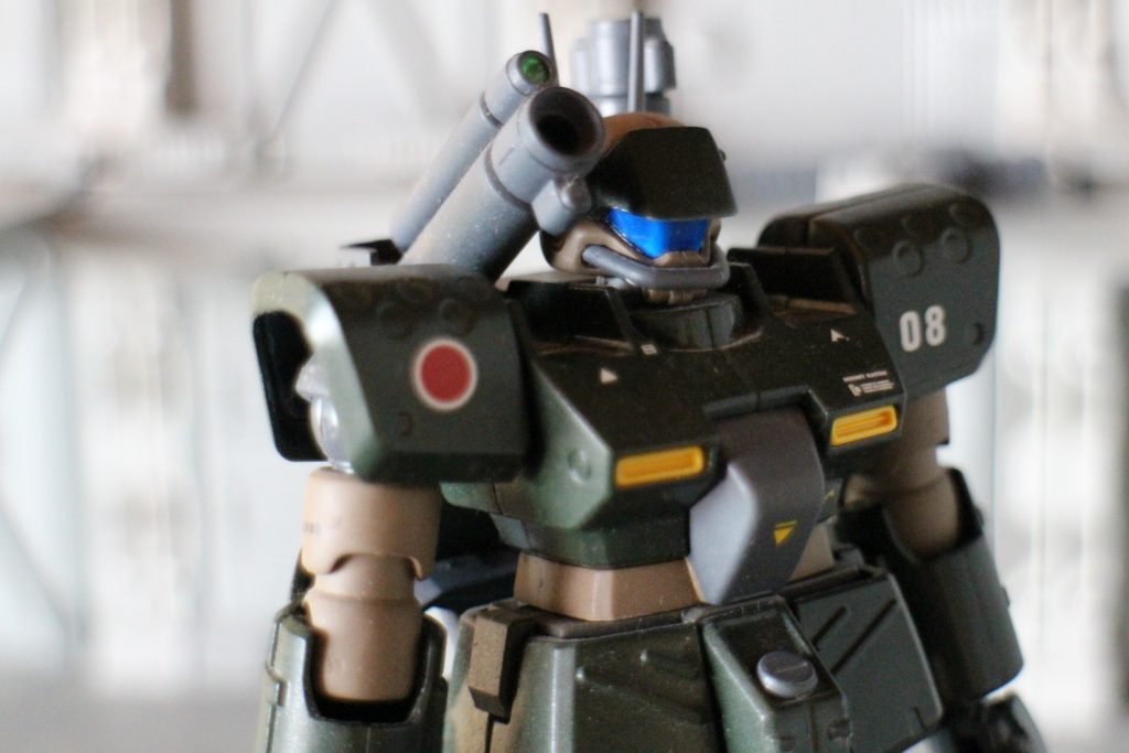 バストアップです。キャノンのセンサー部はクリアパーツを埋め込んでます。頭部バイザーはクリアパーツでは無かったので青のメタリック系を塗ってます。全体のカラーリングと比べて派手なので浮いてますかね？