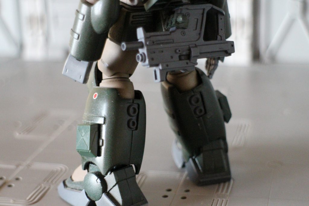 サブウェポンとしてマシンガンを携帯。銃器の選定は完全に趣味です！両足には３ｍｍ穴をあけてハードポイントを設置してます。このカバー状態だと追加燃料タンクっぽいですかね？